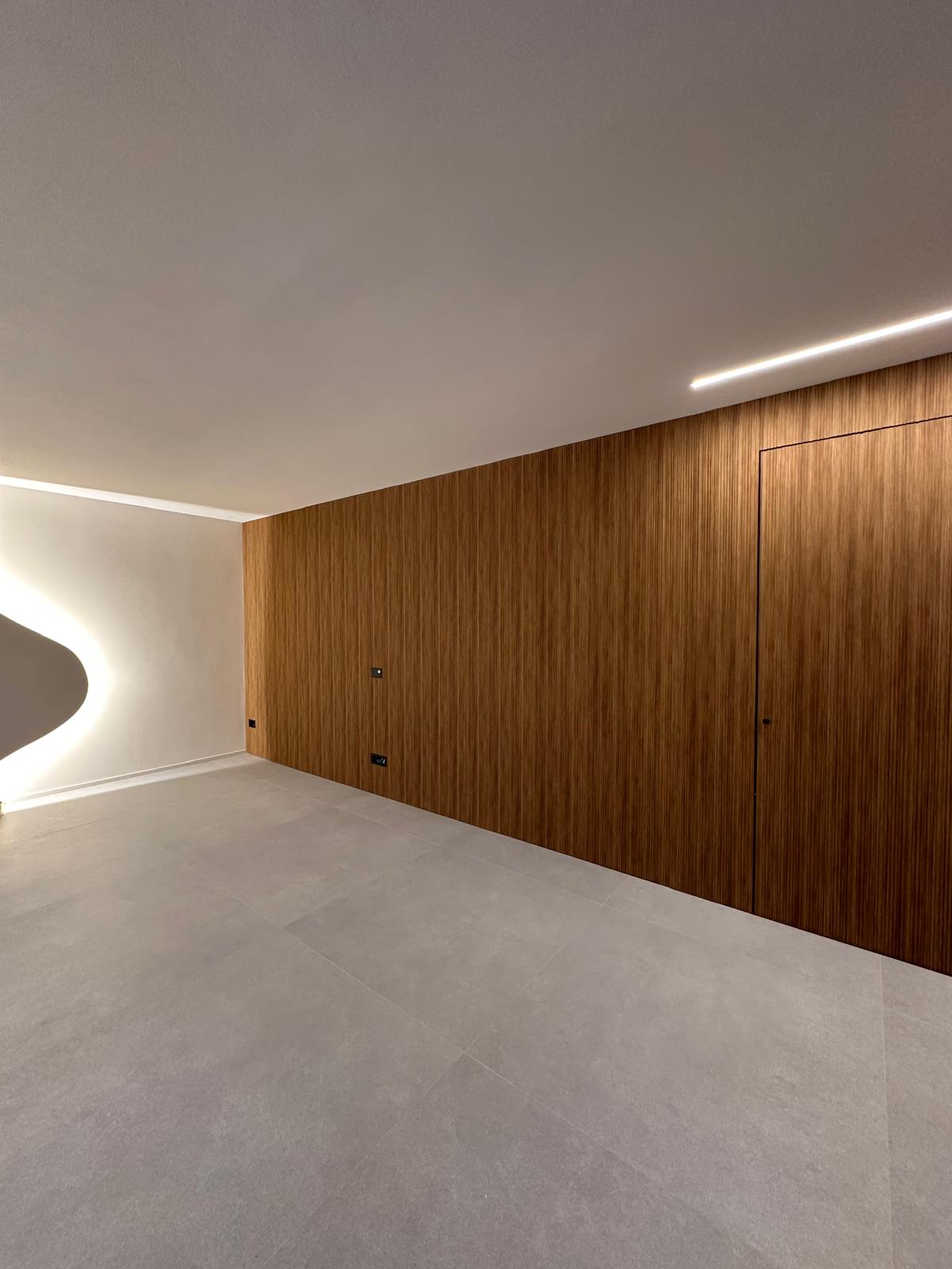 Rivestimento a tutta parete con boiserie Déco Moove Golden finitura teak a Cittadella
