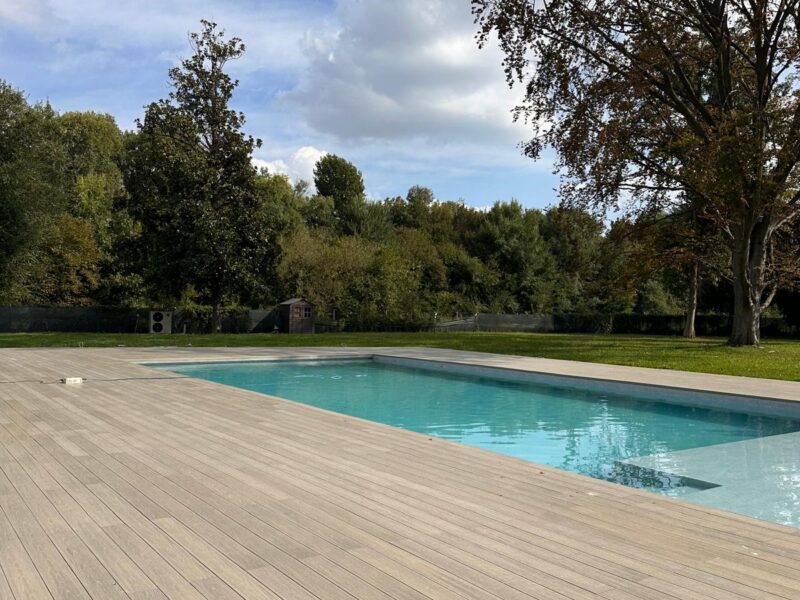 Plateatico WPC a bordo piscina in una villa nel Padovano