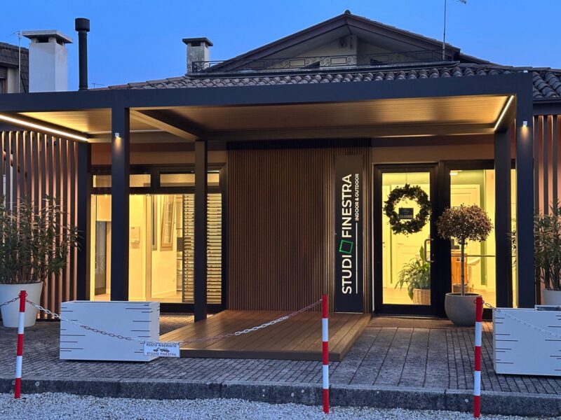 Pergola bioclimatica nello showroom Studio Finestra a Mussolente