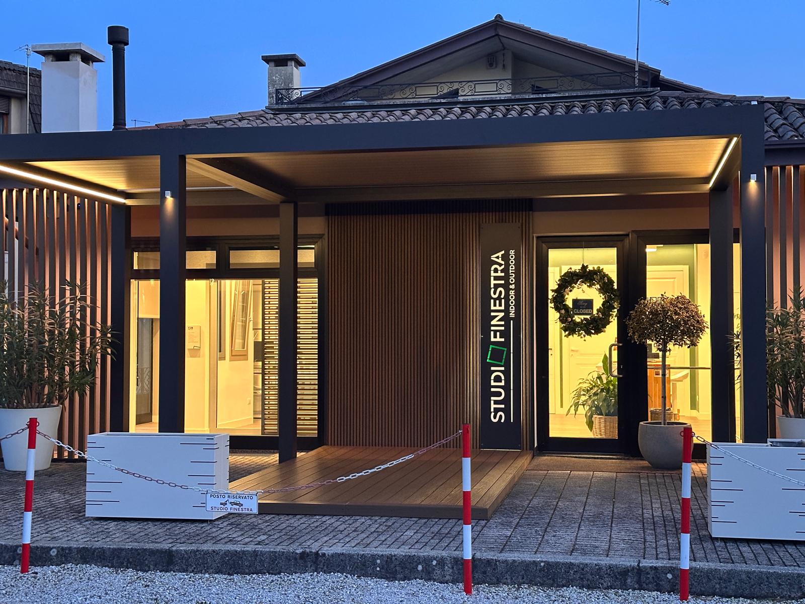 Pergola bioclimatica illuminata davanti allo showroom Studio Finestra a Mussolente