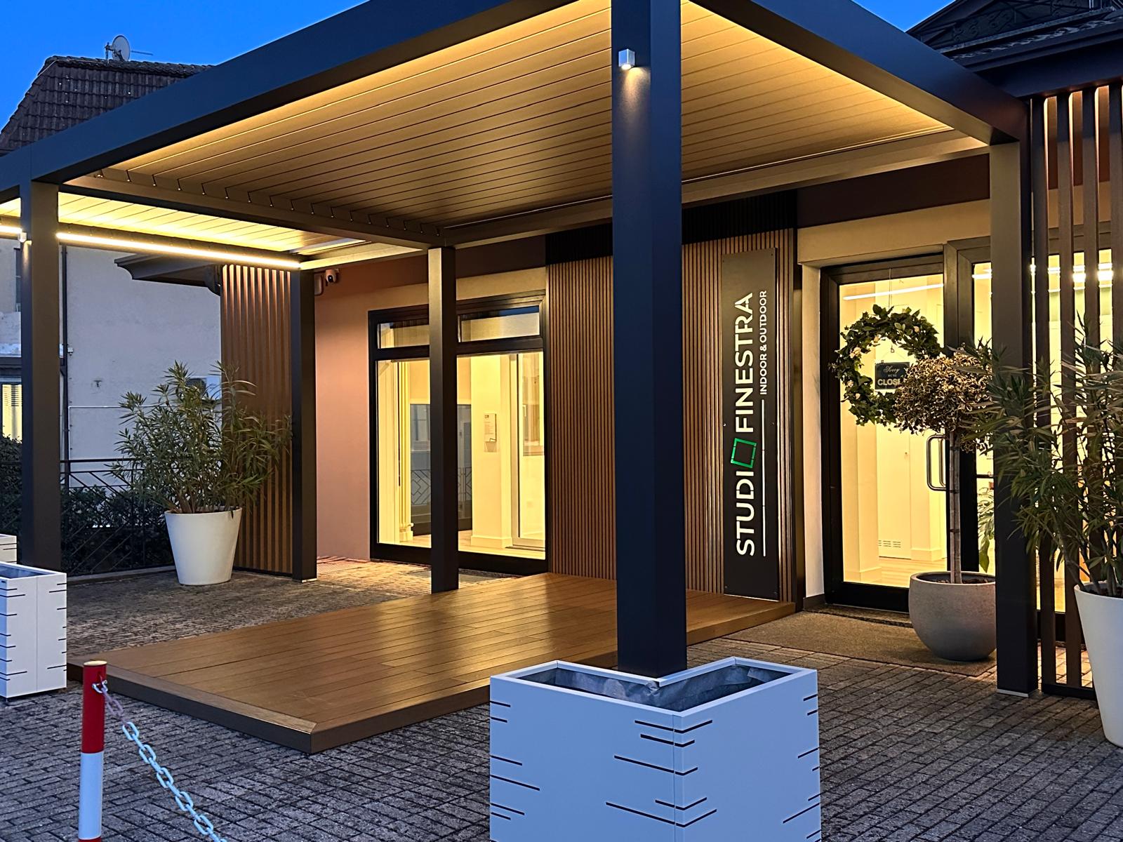 Copertura a lamelle della pergola bioclimatica nello showroom Studio Finestra a Mussolente
