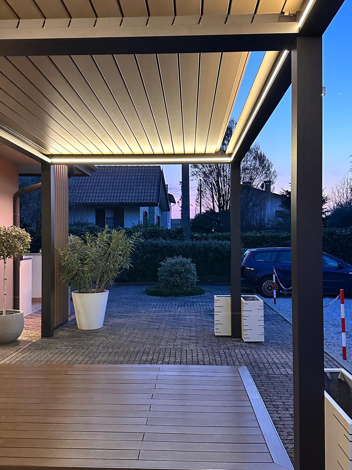 Luci LED integrate nella pergola bioclimatica dello showroom a Mussolente