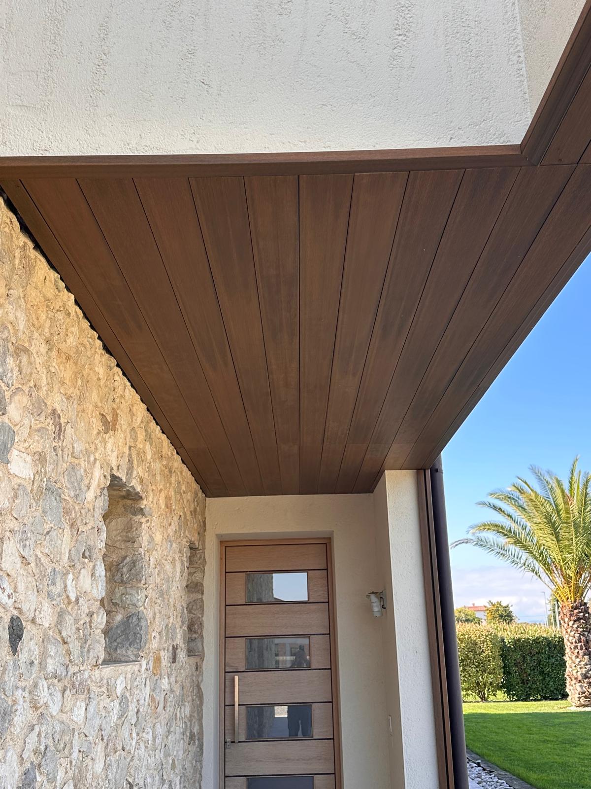 Soffitto esterno rivestito in WPC sopra l'ingresso a San Zenone