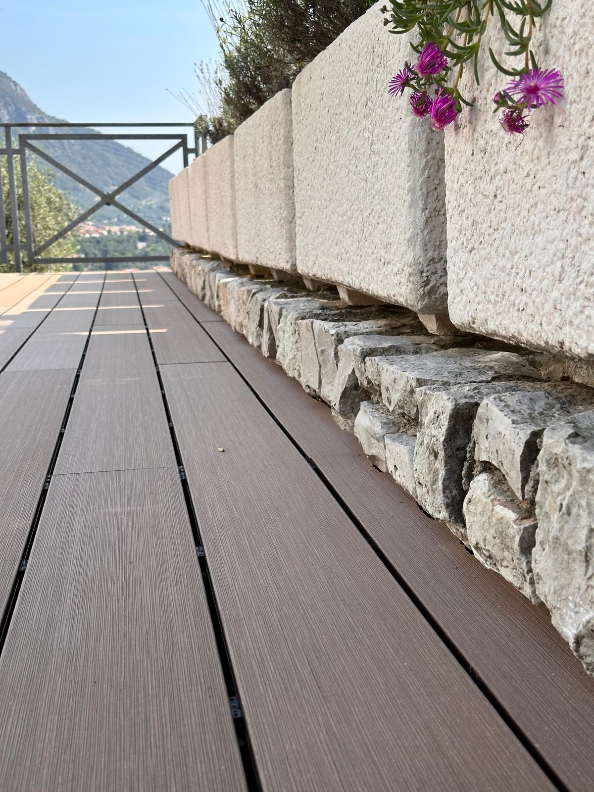 Plateatico WPC chiaro davanti a una casa a Campese, Bassano del Grappa