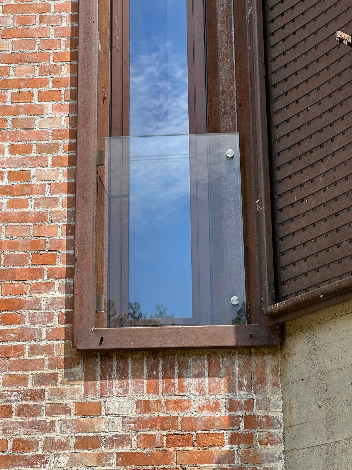 Serramenti finitura Corten e parapetti in vetro in una casa a Vedelago