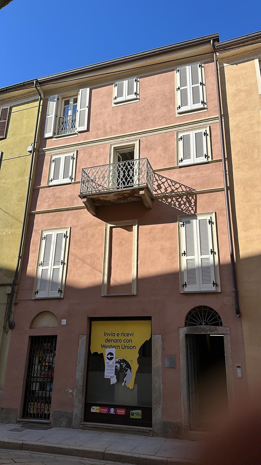 Finestre e scuri in legno nel condominio del centro di Treviso