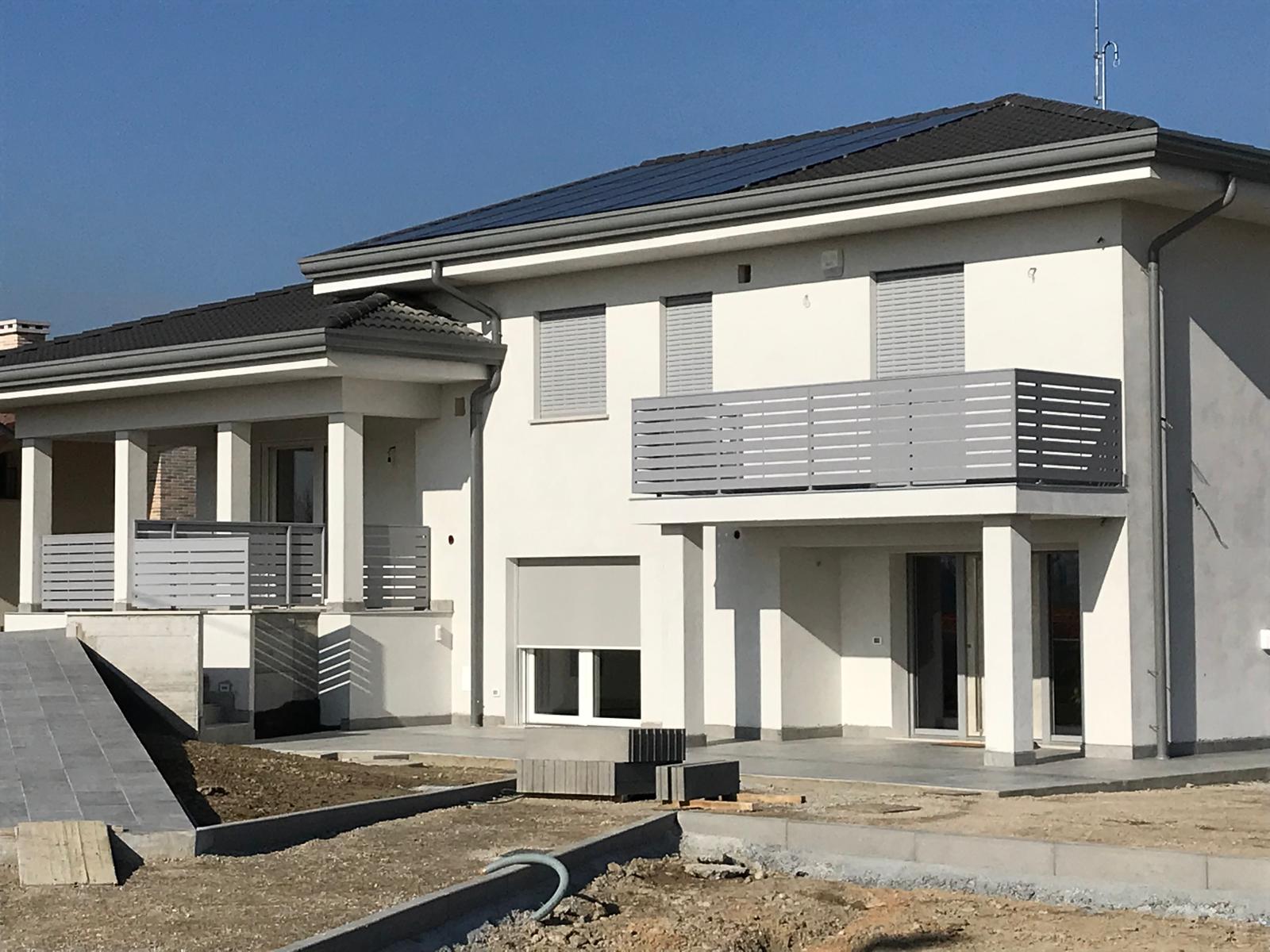 Nuovi serramenti in PVC e oscuranti esterni in una casa a Mira
